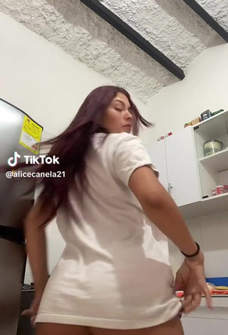 2. Hot alicecanela21 Shows Butt while Twerking