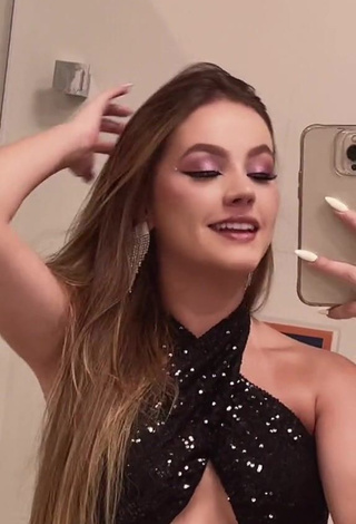 2. Erotic bela Shows Cleavage in Black Crop Top (Side Boob)