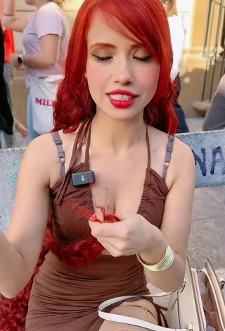 4. Bella Dueñas Demonstrates Fine Cleavage in a Street