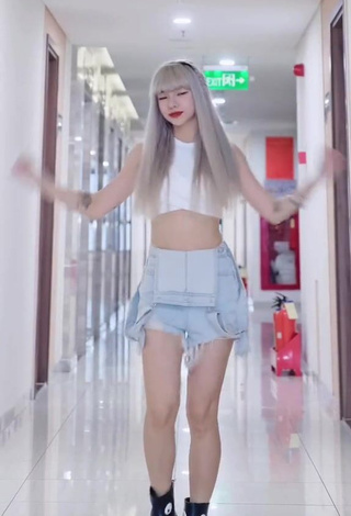 2. Wonderful Bùi Thảo Ly in White Crop Top