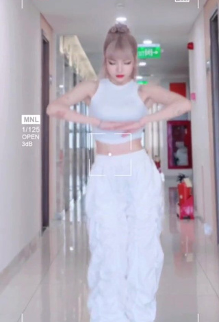 Pretty Bùi Thảo Ly in White Crop Top