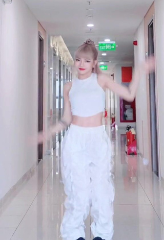 3. Pretty Bùi Thảo Ly in White Crop Top