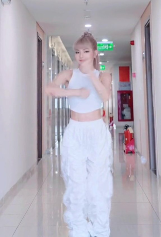 4. Pretty Bùi Thảo Ly in White Crop Top