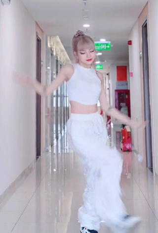 5. Pretty Bùi Thảo Ly in White Crop Top