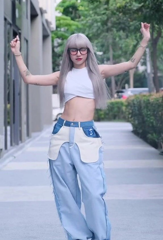 Sweet Bùi Thảo Ly in Cute White Crop Top