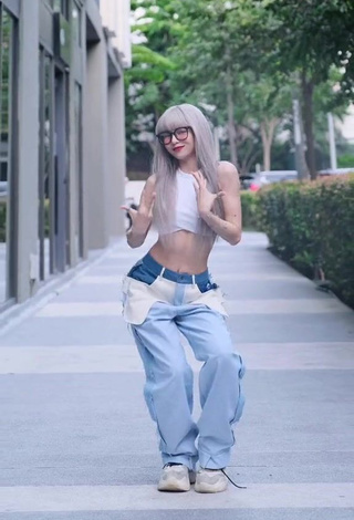 3. Sweet Bùi Thảo Ly in Cute White Crop Top