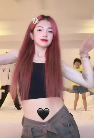 5. Erotic Bùi Thảo Ly in Black Crop Top