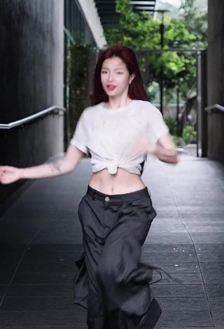 3. Cute Bùi Thảo Ly Shows Cleavage in White Crop Top