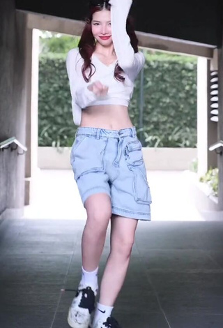 3. Titillating Bùi Thảo Ly Shows Cleavage in White Crop Top