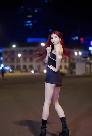 4. Sultry Bùi Thảo Ly in Top in a Street