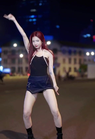 5. Sultry Bùi Thảo Ly in Top in a Street