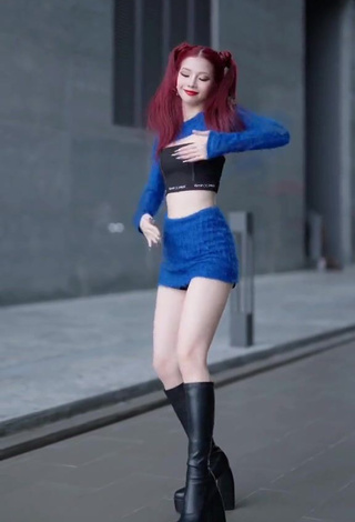 6. Luscious Bùi Thảo Ly in Crop Top