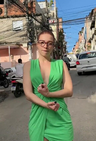 2. Cibelly Ferreira Shows her Cute Cleavage in a Street (Side Boob)