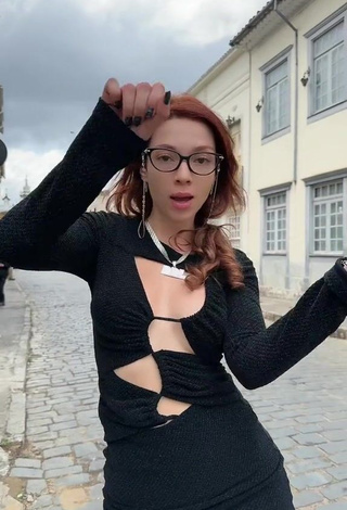 4. Cute Cibelly Ferreira Shows Cleavage in a Street (Side Boob)