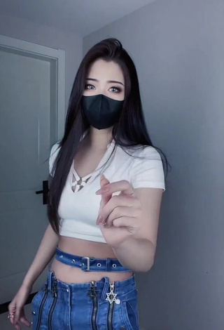 Adorable Han Qui Shows Cleavage in Seductive White Crop Top