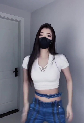 6. Adorable Han Qui Shows Cleavage in Seductive White Crop Top