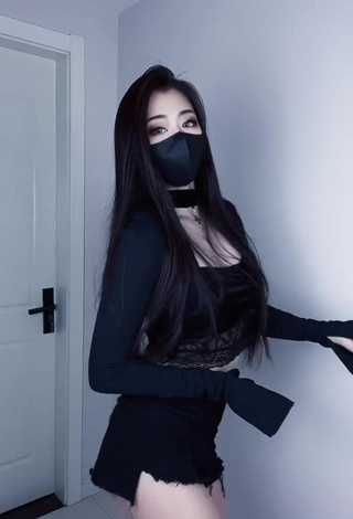 6. Gorgeous Han Qui Shows Cleavage in Alluring Black Crop Top