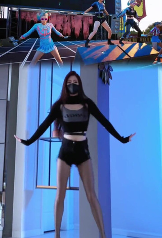 Fine Han Qui in Sweet Crop Top