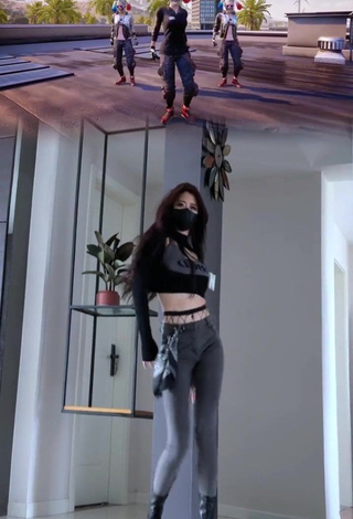 6. Seductive Han Qui in Crop Top