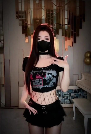 4. Hot Han Qui in Crop Top