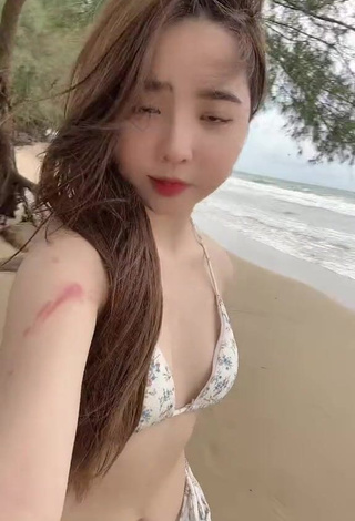 4. Sultry Cindy Diễm Mii Shows Cleavage in Bikini Top at the Beach (Side Boob)