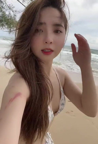 5. Sultry Cindy Diễm Mii Shows Cleavage in Bikini Top at the Beach (Side Boob)