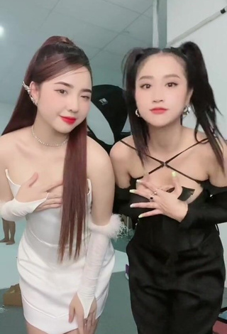 Luscious Cindy Diễm Mii Shows Cleavage