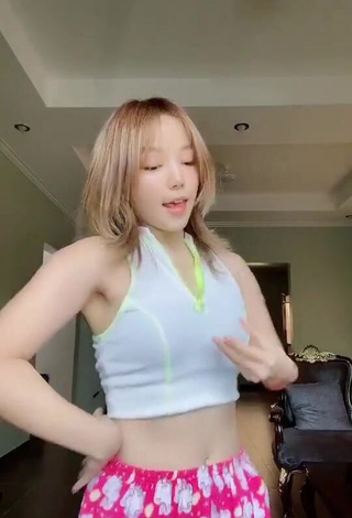 5. Dasuri Choi Shows Cleavage in Hot Crop Top