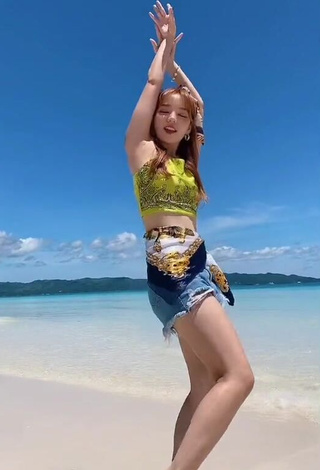 4. Breathtaking Dasuri Choi in Crop Top at the Beach