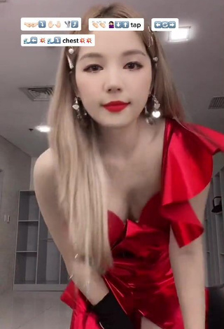 Hottest Dasuri Choi Shows Cleavage in Red Crop Top