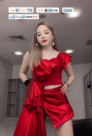 2. Hottest Dasuri Choi Shows Cleavage in Red Crop Top