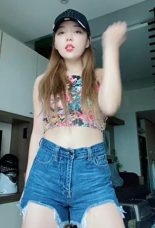 2. Erotic Dasuri Choi in Crop Top