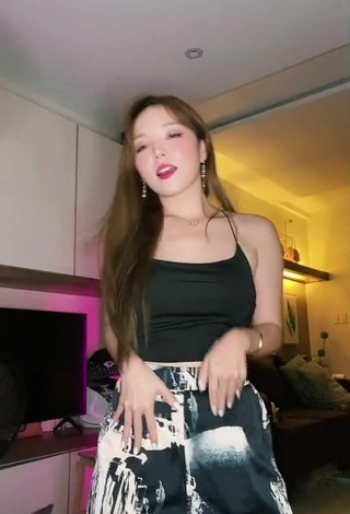 Sweetie Dasuri Choi Shows Cleavage in Black Crop Top