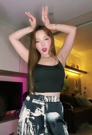 6. Sweetie Dasuri Choi Shows Cleavage in Black Crop Top