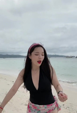 3. Luscious Dasuri Choi Shows Cleavage in Black Swimsuit at the Beach (Side Boob)