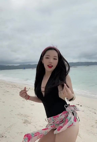 4. Luscious Dasuri Choi Shows Cleavage in Black Swimsuit at the Beach (Side Boob)