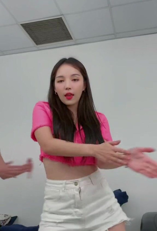 Hot Dasuri Choi in Pink Crop Top