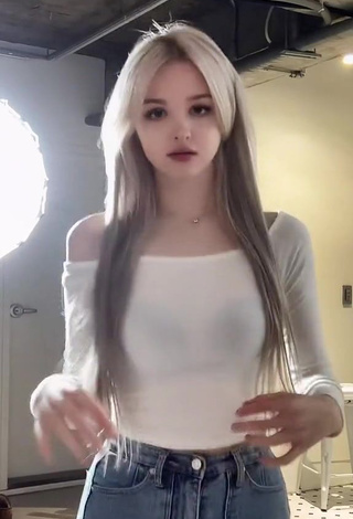 2. Sultry Elina Karimova Shows Cleavage in White Crop Top