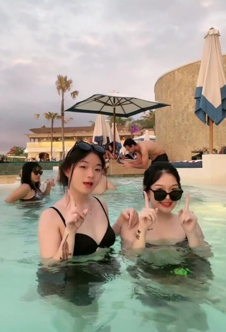 2. Luscious eunicetjoaa Shows Cleavage in Black Bikini Top at the Pool