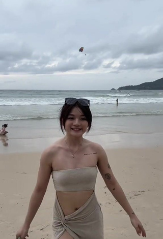 4. Cute eunicetjoaa Shows Cleavage at the Beach