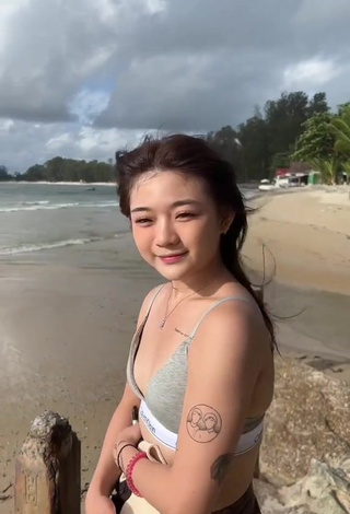 Sultry eunicetjoaa Shows Cleavage in Sport Bra at the Beach