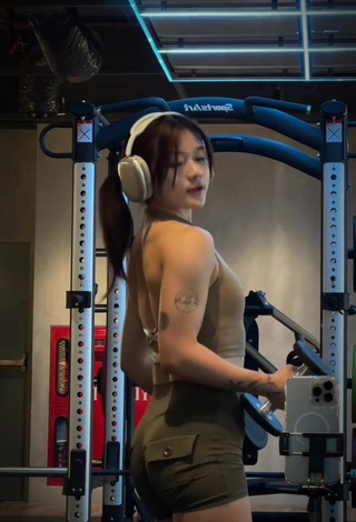 3. Luscious eunicetjoaa Shows Butt in the Sports Club while doing Sports Exercises