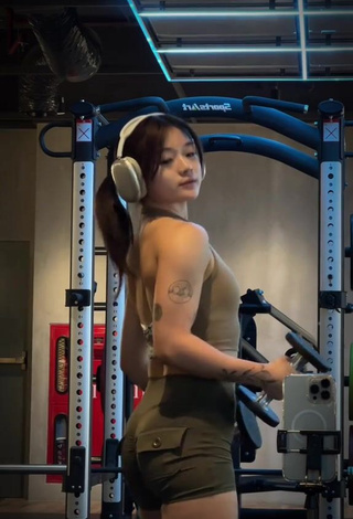 4. Luscious eunicetjoaa Shows Butt in the Sports Club while doing Sports Exercises