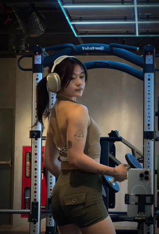 5. Luscious eunicetjoaa Shows Butt in the Sports Club while doing Sports Exercises