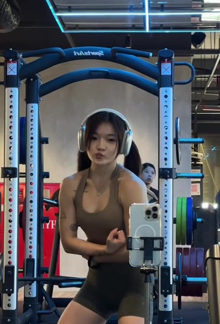 Sultry eunicetjoaa Shows Butt in the Sports Club while doing Sports Exercises