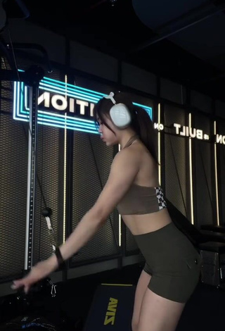 3. Sultry eunicetjoaa Shows Butt in the Sports Club while doing Sports Exercises