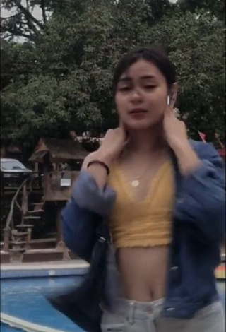 5. Eya Borja Shows Cleavage in Alluring Crop Top