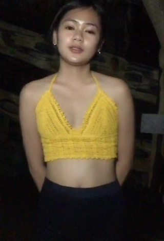 2. Eya Borja Shows Cleavage in Sweet Crop Top