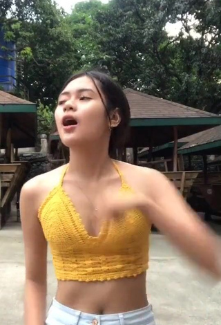 3. Eya Borja Shows Cleavage in Erotic Crop Top