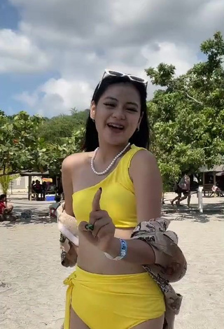 6. Titillating Eya Borja Shows Cleavage in Yellow Bikini